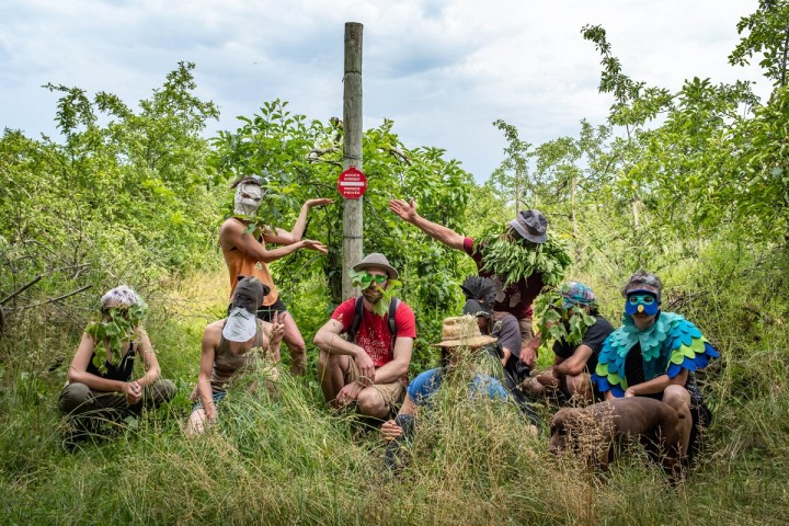 Quatre-vingt personnes du collectif les Vergers du turfu cultivent un champ près de Sablons dans l’Isère en toute illégalité pour empêcher qu'il soit rasé. - © Moran Kerinec / Reporterre